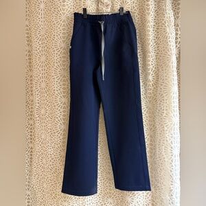 Figs Dowa scrubs pants in Small Petite - Navy Blue